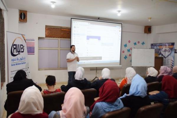 تدريب كيفية التعامل مع تطبيقات البيانات وإدارتها