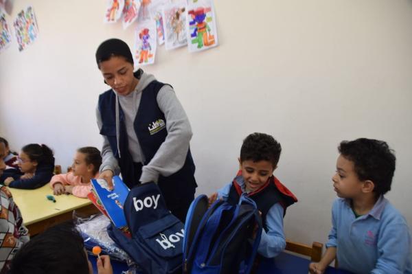 توزيع حقائب مدرسية